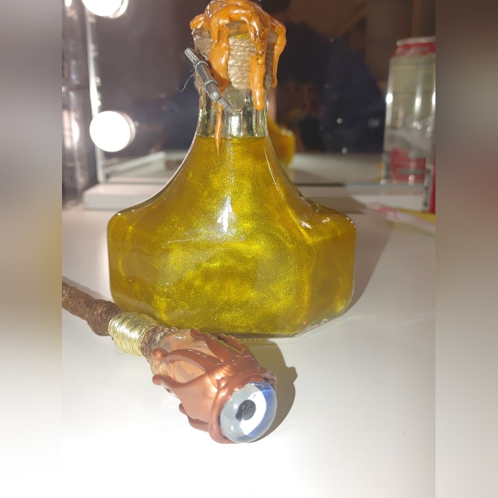 Color Changing Orange To Yellow Potion. Wand Included!!!